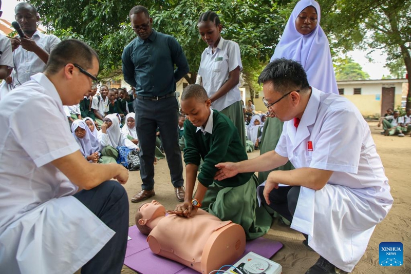 Wajumbe wa kundi la 28 la timu ya madaktari ya China katika Tanzania Bara wakimwelekeza mwanafunzi mbinu za ufufuaji wa moyo na mapafu (CPR) shuleni jijini Dar es Salaam, Tanzania, Juni 1, 2026. (Xinhua/Emmanuel Herman)