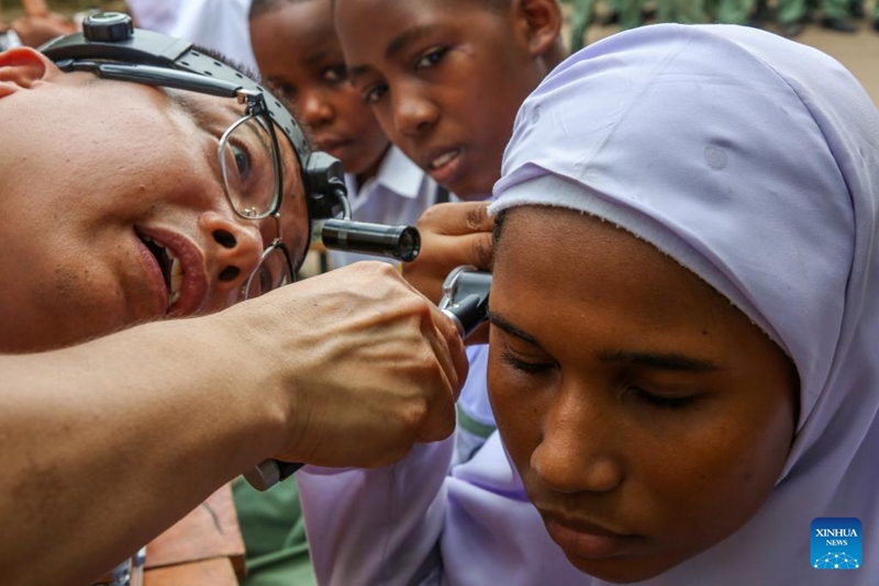 Wajumbe wa kundi la 28 la timu ya madaktari ya China katika Tanzania bara wakifanya uchunguzi wa sikio kwa mwanafunzi shuleni jijini Dar es Salaam, Tanzania, Juni 1, 2026. (Xinhua/Emmanuel Herman)