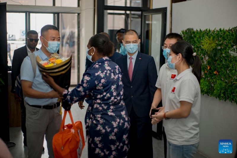 Wajumbe wa timu ya wataalamu wa China wa mapambano dhidi ya janga la ugonjwa wakiwasili Kinshasa, mji mkuu wa Jamhuri ya Kidemokrasia ya Kongo (DRC), Juni 2, 2026. (Xinhua)