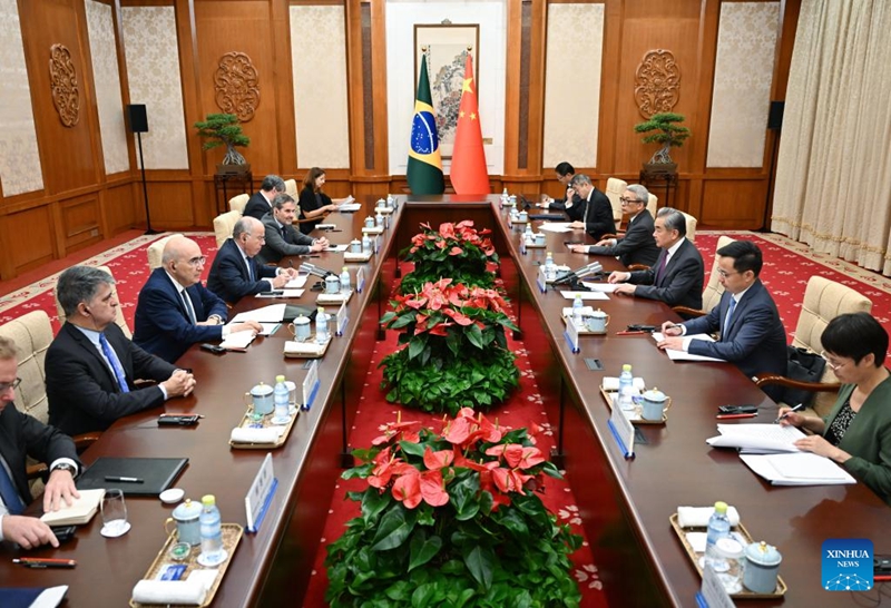 Waziri wa Mambo ya Nje wa China Wang Yi, ambaye pia ni mjumbe wa Ofisi ya Siasa ya Kamati Kuu ya Chama cha Kikomunisti cha China (CPC), akiongoza Mazungumzo ya Kimkakati ya Tano ya Mawaziri wa Mambo ya Nje wa China na Brazil kwa pamoja na Waziri wa Mambo ya Nje wa Brazil Mauro Vieira, Beijing, mji mkuu wa China, Juni 1, 2026. (Xinhua/Dai Tianfang)