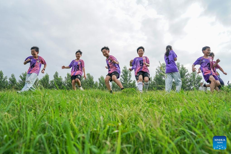 Watoto wa vijijini wakimbilia ndoto za mpira wa miguu katika shule ya msingi, Anhui, China