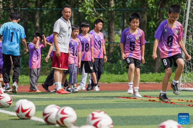 Watoto wa vijijini wakimbilia ndoto za mpira wa miguu katika shule ya msingi, Anhui, China