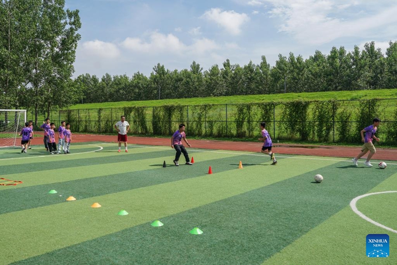 Watoto wa vijijini wakimbilia ndoto za mpira wa miguu katika shule ya msingi, Anhui, China