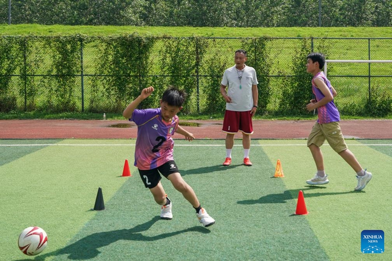 Watoto wa vijijini wakimbilia ndoto za mpira wa miguu katika shule ya msingi, Anhui, China