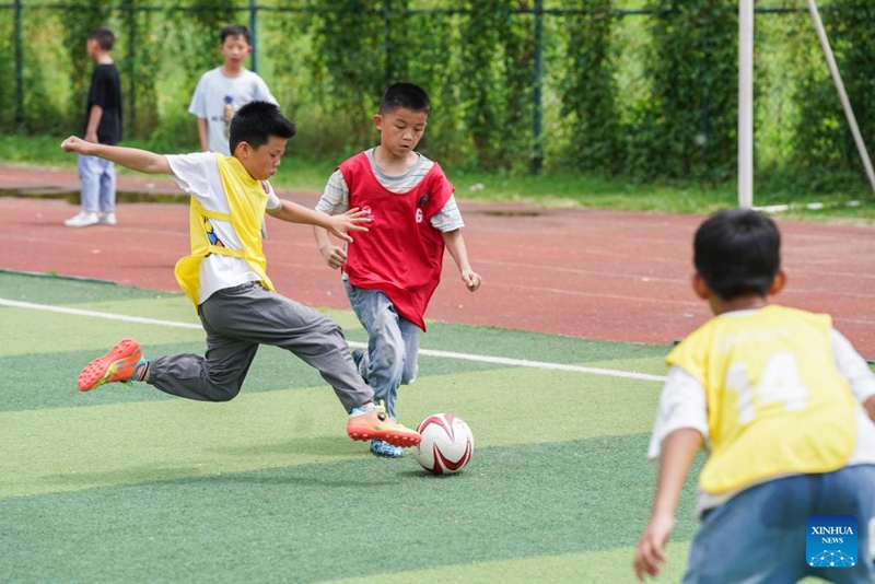 Watoto wa vijijini wakimbilia ndoto za mpira wa miguu katika shule ya msingi, Anhui, China