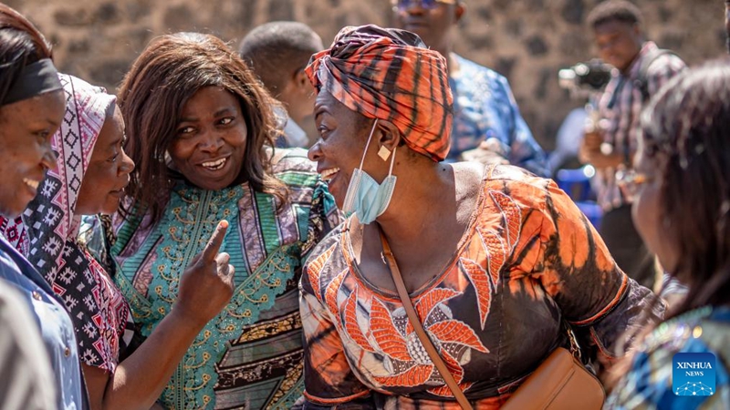 Wanafamilia wakishangilia ndugu yao kutangazwa kupona baada ya kuwa mgonjwa wa Ebola mjini Goma, Jamhuri ya Kidemokrasia ya Kongo (DRC), Juni 3, 2026. (Picha na Xinhua)