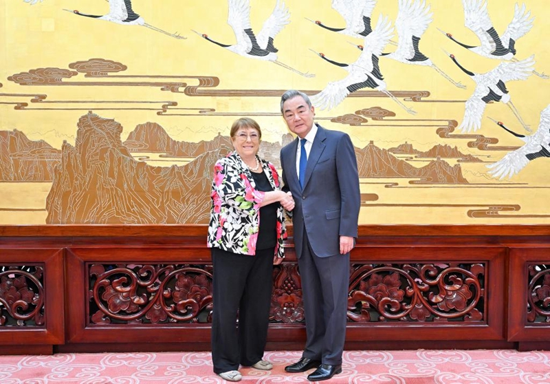 Waziri wa Mambo ya Nje wa China Wang Yi, ambaye pia ni mjumbe wa Ofisi ya Siasa ya Kamati Kuu ya Chama cha Kikomunisti cha China (CPC), jana Tarehe 4, Juni hapa Beijing akikutana na Michelle Bachelet, mgombea wa nafasi ya katibu mkuu anayefuata wa Umoja wa Mataifa (UN) ambaye pia ni Rais wa zamani wa Chile. (Xinhua/Yue Yuewei)