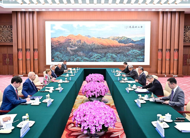 Waziri wa Mambo ya Nje wa China Wang Yi, ambaye pia ni mjumbe wa Ofisi ya Siasa ya Kamati Kuu ya Chama cha Kikomunisti cha China (CPC), jana Tarehe 4, Juni hapa Beijing akikutana na Michelle Bachelet, mgombea wa nafasi ya katibu mkuu anayefuata wa Umoja wa Mataifa (UN) ambaye pia ni Rais wa zamani wa Chile. (Xinhua/Yue Yuewei)