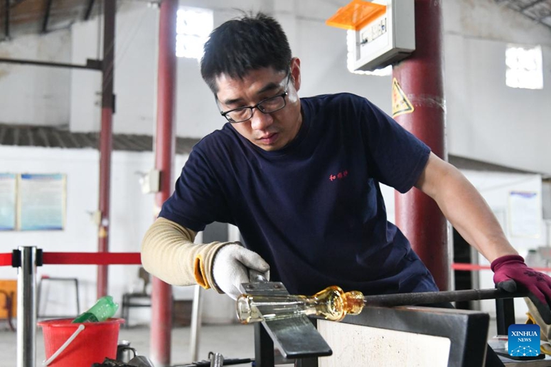 Fundi akitengeneza sanaa ya rangi ndani ya karakana ya "Heshunlu" katika Eneo la Boshan la Mji Zibo, katika Mkoa wa Shandong, mashariki mwa China, Mei 26, 2026. (Xinhua/Zhu Zheng)