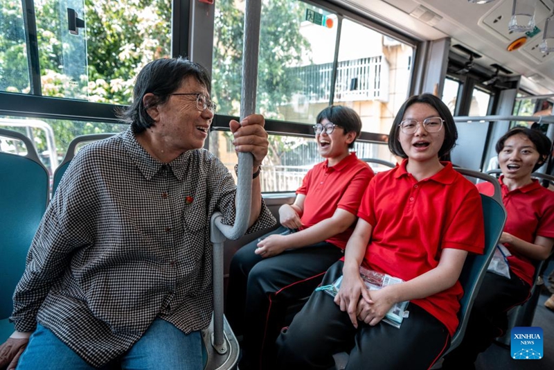 Zhang Guimei, mkuu wa Shule ya Sekondari ya Juu ya Wasichana ya Huaping, akiimba pamoja na wanafunzi wakiwa njiani kurudi shuleni baada ya mitihani, huko Lijiang, Mkoa wa Yunnan, kusini magharibi mwa China, Juni 7, 2026. (Xinhua/Hu Chao)