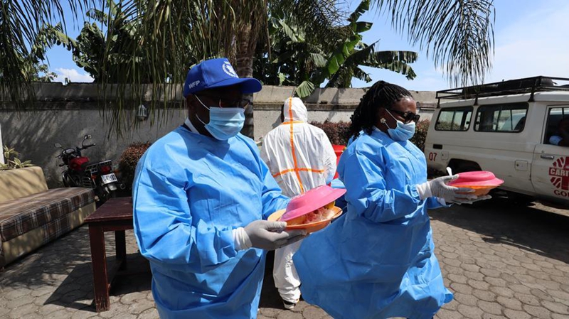 Wafanyakazi wakiandaa milo kwa watu walio chini ya karantini, Goma, Jamhuri ya Kidemokrasia ya Kongo (DRC), Juni 4, 2026. (Xinhua)
