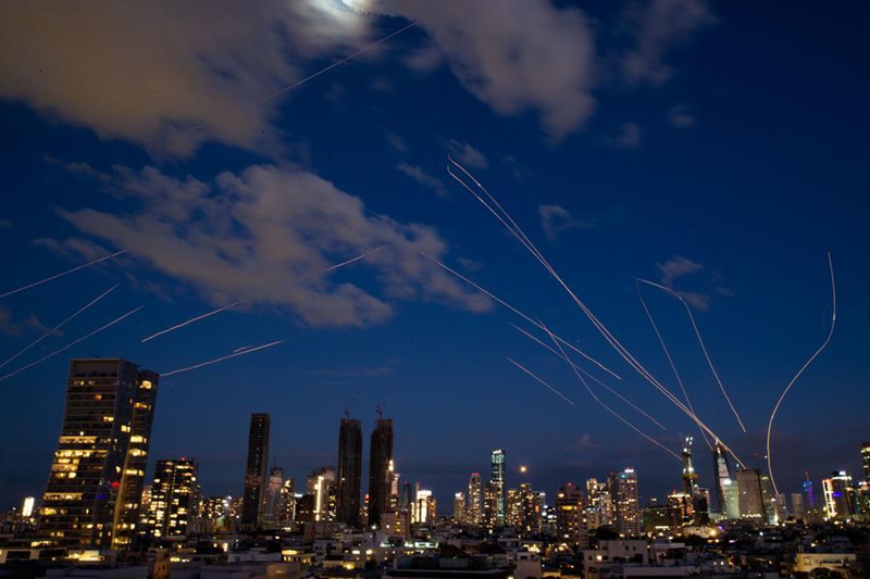 Picha hii iliyopigwa Februari 28, 2026 ikionyesha njia za makombora ya kuzuia mashambulizi yaliyorushwa kutoka mifumo ya ulinzi wa anga ya Israeli, Tel Aviv, Israel. (Xinhua/Chen Junqing)