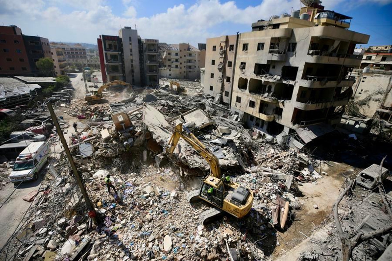 Picha iliyopigwa Juni 2, 2026 ikionyesha waokoaji wakifanya kazi kwenye magofu ya majengo ya makazi baada ya shambulio la anga la Israeli katika mji wa Tyre, kusini mwa Lebanon. (Picha na Ali Hashisho/Xinhua)