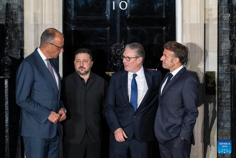 Waziri Mkuu wa Uingereza Keir Starmer (wa pili kulia), Rais wa Ufaransa Emmanuel Macron (wa kwanza kulia), Chansela wa Ujerumani Friedrich Merz (wa kwanza kushoto) na Rais wa Ukraine Volodymyr Zelensky wakizungumza katika Mtaa No.10 wa Downing baada ya mkutano wao jijini London, Uingereza, Juni 7, 2026. (Picha na Stephen Chung/Xinhua)