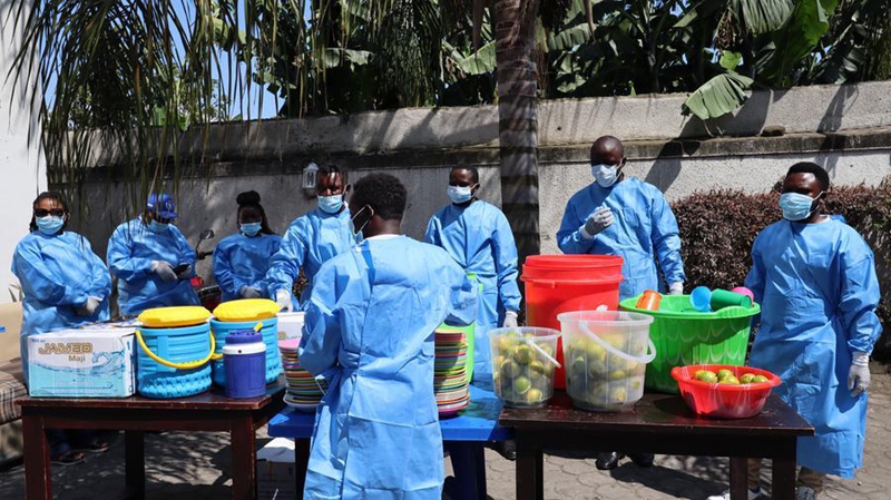 Wafanyakazi waandaa chakula kwa watu walio chini ya karantini mjini Goma, Jamhuri ya Kidemokrasia ya Kongo (DRC), tarehe 4 Juni 2026. (Xinhua)