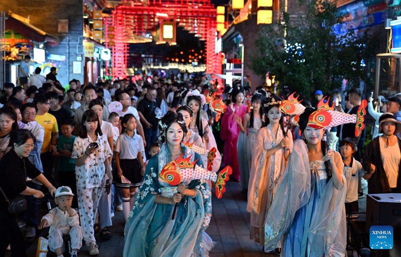 Watu wakitazama gwaride katika Mtaa wa Kale wa Nanchuan kando ya sehemu ya Cangzhou ya Mfereji Mkuu wa China, Mkoani Hebei, kaskazini mwa China, Juni 5, 2026. (Xinhua/Guo Cheng)