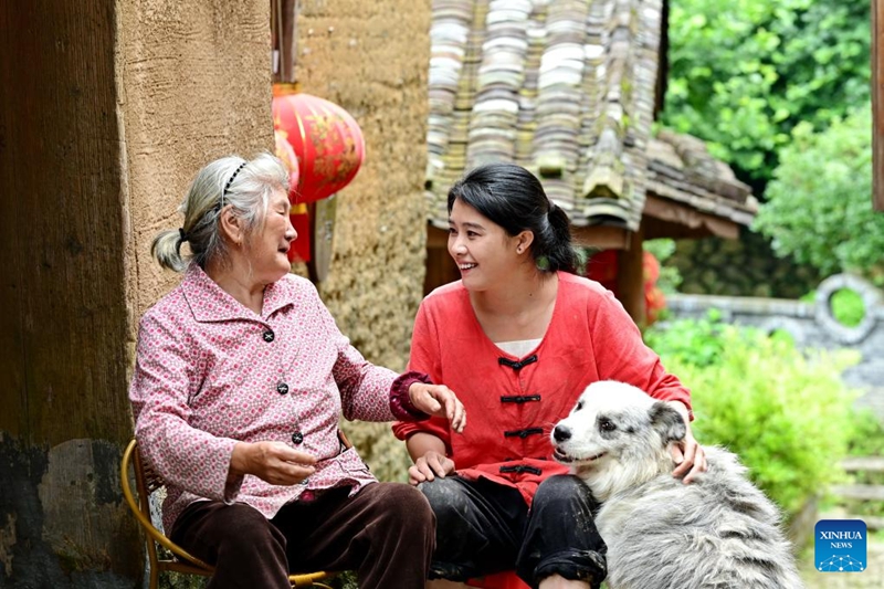Qiu Guimin (kulia) akizungumza na mwanakijiji mzee katika Kijiji cha Nanwan cha Wilaya ya Pingnan, katika Mkoa wa Fujian, kusini mashariki mwa China, Juni 6, 2026. (Xinhua/Lin Shanchuan)