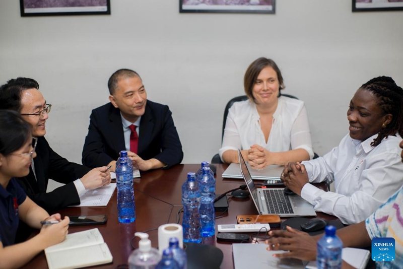 Wajumbe wa timu ya wataalamu wa matibabu ya China na  wajumbe wa Shirikisho la Kimataifa la  Chama cha Msalaba Mwekundu na Chama cha Hilali Nyekundu (IFRC) wakijadili kuhusu hatua za kukabiliana na Ebola mjini Kinshasa, Jamhuri ya Kidemokrasia ya Kongo (DRC), Juni 9, 2026. (Xinhua)