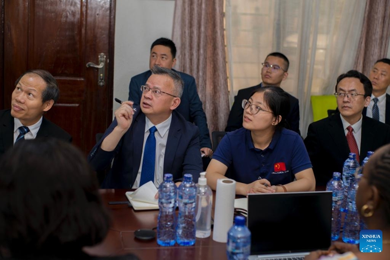 Wajumbe wa timu ya wataalamu wa matibabu wa China na wajumbe wa Shirikisho la Kimataifa la Chama cha Msalaba Mwekundu na Chama cha Hilali Nyekundu (IFRC) wakijadili kuhusu hatua za kukabiliana na Ebola mjini Kinshasa, Jamhuri ya Kidemokrasia ya Kongo (DRC), Juni 9, 2026. (Xinhua)