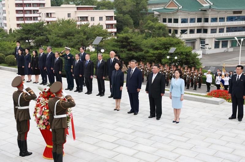 Xi Jinping, Rais wa China ambaye pia ni katibu mkuu wa Kamati Kuu ya Chama cha Kikomunisti cha China (CPC), akitoa heshima kwenye Mnara wa Urafiki kati ya China na DPRK akiwa na mkewe Peng Liyuan, wakiambatana na Kim Jong Un, Rais wa Kamati ya Mambo ya Kitaifa ya Jamhuri ya Watu ya Kidemokrasia ya Korea (DPRK) ambaye pia ni katibu mkuu wa Chama cha WPK, akiwa na mke wake Ri Sol Ju, mjini Pyongyang, DPRK, Juni 9, 2026. (Xinhua/Ding Haitao)
