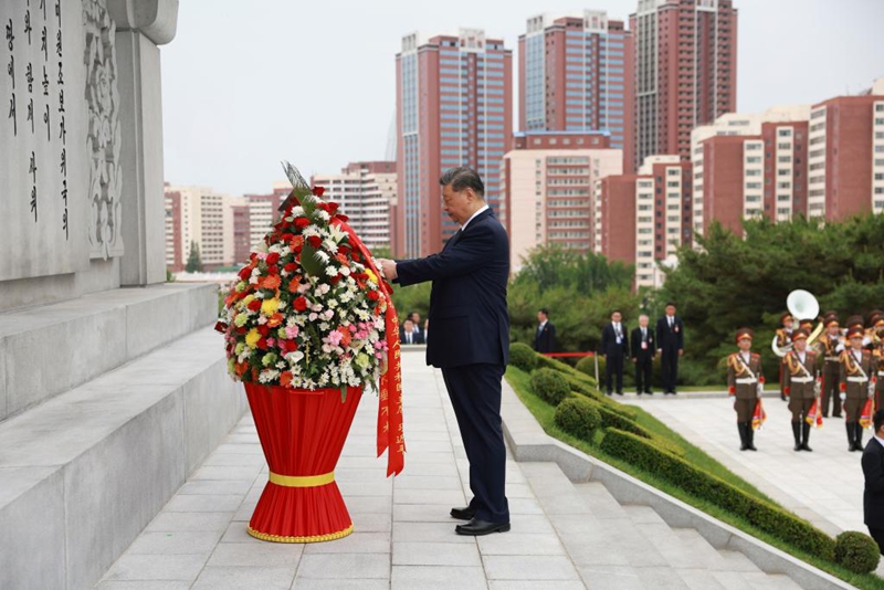 Xi Jinping, akinyoosha utepe kwenye kikapu cha maua wakati akitoa heshima kwenye Mnara wa Urafiki kati ya China na DPRK akiwa na mkewe Peng Liyuan, wakiambatana na Kim Jong Un, na mke wakeRi Sol Ju, mjini Pyongyang, DPRK, Juni 9, 2026. (Xinhua/Ding Haitao)