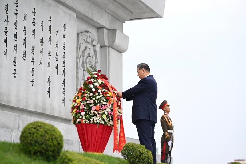 Xi Jinping, akinyoosha utepe kwenye kikapu cha maua wakati akitoa heshima kwa Mnara wa Urafiki kati ya China na DPRK akiwa na mkewe Peng Liyuan, wakiambatana na Kim Jong Un, na mke wake Ri Sol Ju, mjini Pyongyang, DPRK, Juni 9, 2026. (Xinhua/Xie Huanchi)