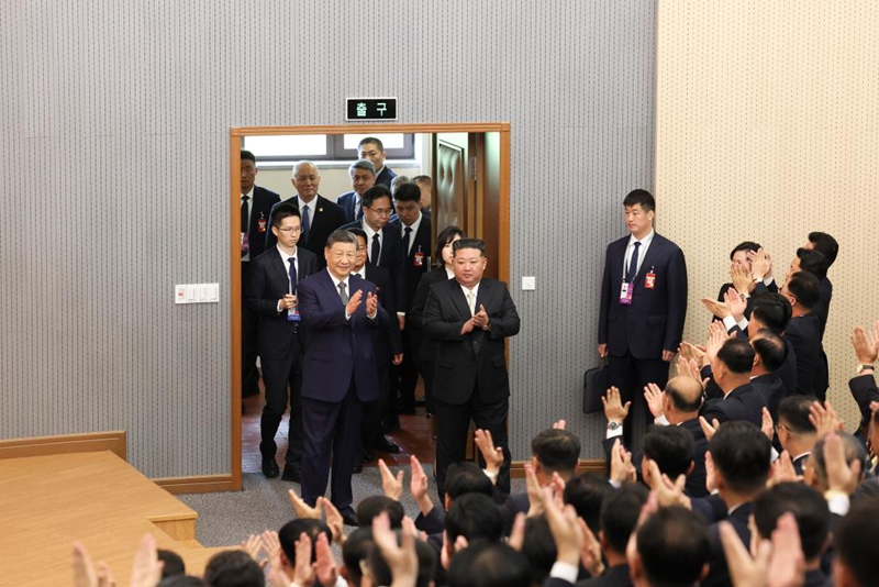 Xi Jinping, akiingia kwenye ukumbi wa mihadhara wa Shule ya Mafunzo ya Makada ya Kamati kuu ya Chama cha WPK akiwa ameambatana na Kim Jong Un, mjini Pyongyang, DPRK, Juni 9, 2026. (Xinhua/Yao Dawei)