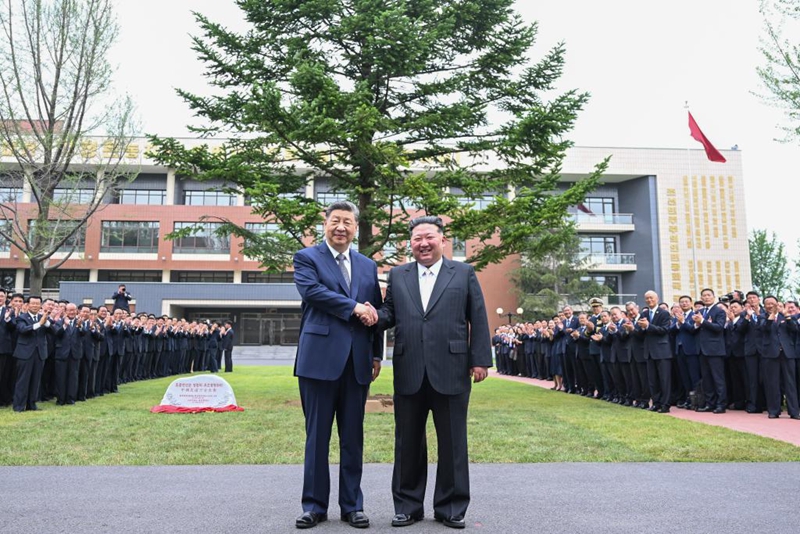 Xi Jinping akipeana mkono na Kim Jong Un, baada ya kuwa wamepanda mti wa fir kwa pamoja katika sehemu yenye miti mingi kati ya majengo ya mafunzo ya Shule ya Mafunzo ya Makada ya Kamti kuu ya Chama WPK mjini Pyongyang, DPRK, Juni 9, 2026. (Xinhua/Yan Yan)