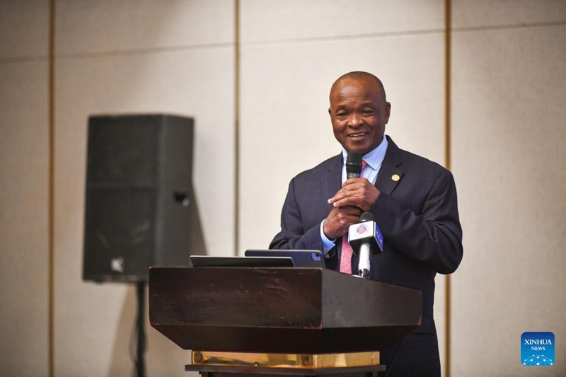 Erastus Mwencha, naibu mwenyekiti wa zamani wa Kamisheni ya AU na mwenyekiti wa sasa wa Bodi ya Benki ya Equity Kenya, akitoa hotuba kwenye Jukwaa la Nishati la Jumuiya za Washauri Bingwa za China na Afrika 2026, Addis Ababa, mji mkuu wa Ethiopia, Juni 11, 2026. (Picha na Michael Tewelde/Xinhua)