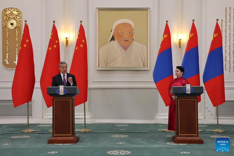 Waziri wa Mambo ya Nje wa China Wang Yi, ambaye pia ni mjumbe wa Ofisi ya Siasa ya Kamati Kuu ya Chama cha Kikomunisti cha China (CPC), na Waziri wa Mambo ya Nje wa Mongolia Batmunkh Battsetseg kwa pamoja wakikutana na waandishi wa habari mjini Ulan Bator, Mongolia, Juni 13, 2026. (Xinhua/Bolortsetseg)