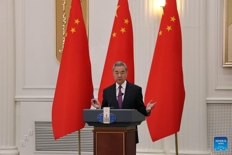 Waziri wa Mambo ya Nje wa China Wang Yi, ambaye pia ni mjumbe wa Ofisi ya Siasa ya Kamati Kuu ya Chama cha Kikomunisti cha China, na Waziri wa Mambo ya Nje wa Mongolia Batmunkh Battsetseg (hayupo kwenye picha) wakikutana kwa pamoja na waandishi wa habari mjini Ulan Bator, Mongolia, Juni 13, 2026. (Xinhua/Bolortsetseg)