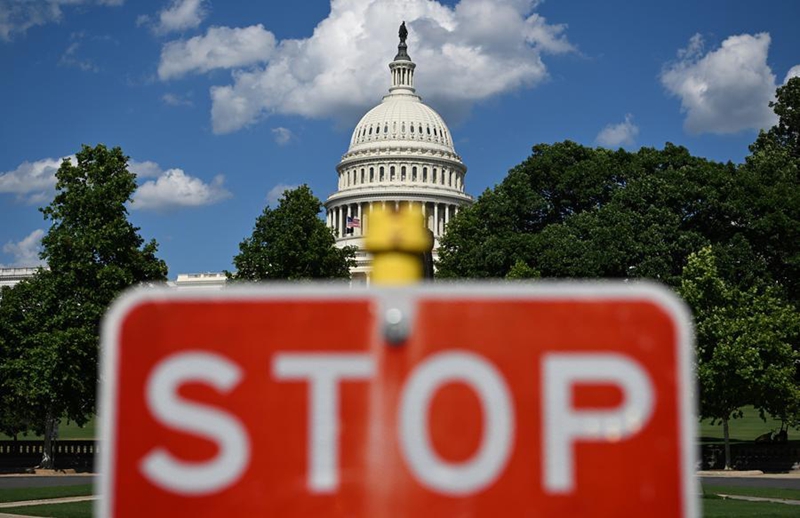 Picha hii iliyopigwa Juni 7, 2026 ikionyesha ishara ya kuwataka watu kusimama na jengo la Bunge la Marekani, The Capitol, kwa nyuma, Washington, D.C., Marekani. (Xinhua/Li Rui)