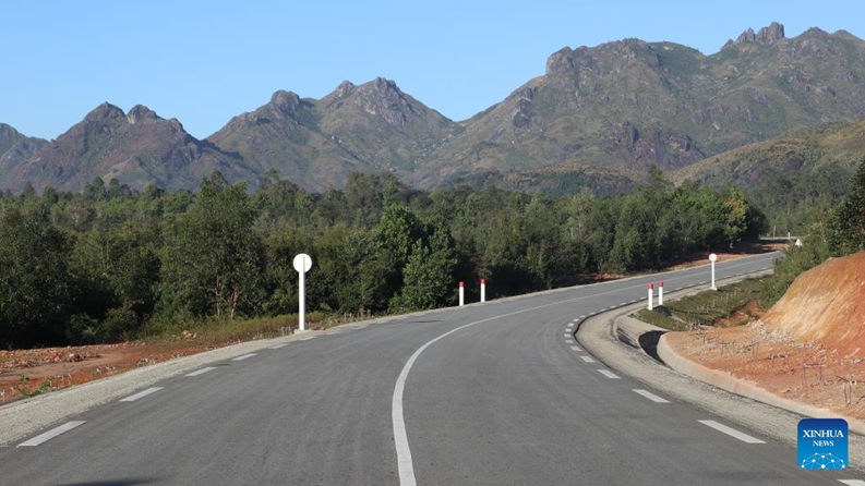 Picha hii iliyopigwa Juni 13, 2026 ikionyesha sehemu ya ujenzi wa kipindi cha kwanza wa Barabara ya Kitaifa No, 12 iliyojengwa na kampuni ya China, huko Taolagnaro, Madagascar. (Xinhua/Chen Shaohua)