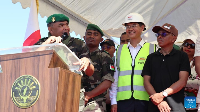 Rais wa Madagascar Michael Randrianirina (wa kwanza kushoto) akitoa hotuba kwenye hafla ya kuzinduliwa rasmi kwa sehemu ya barabara ya ujenzi wa kipindi cha kwanza ya Barabara ya Kitaifa No. 12 iliyojengwa na kampuni ya China, Taolagnaro, Madagascar, Juni 13, 2026. (Xinhua/Chen Shaohua)