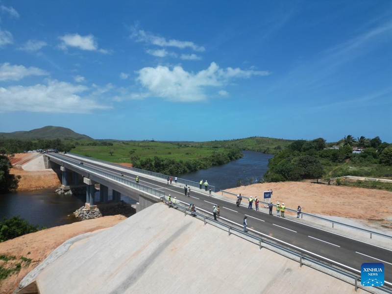 Picha hii iliyopigwa Juni 13, 2026 ikionyesha sehemu ya barabara ya ya ujenzi wa kipindi cha kwanza ya Barabara ya Kitaifa No, 12 iliyojengwa na kampuni ya China, huko Taolagnaro, Madagascar. (Kundi la 18 la Shirika la Reli la China/kupitia Xinhua)