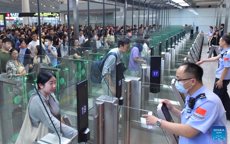 Abiria wakipitia taratibu za ukaguzi wa mpakani kwenye Uwanja wa Ndege wa Kimataifa wa Beijing, China Juni 15, 2026. (Xinhua/Li Xin)