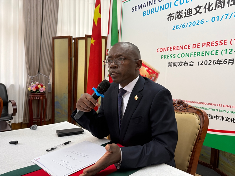 Balozi wa Burundi nchini China Télesphore Irambona akitoa hotuba kwenye mkutano na waandishi wa habari Juni 12, 2026. (Picha/Song Ge)