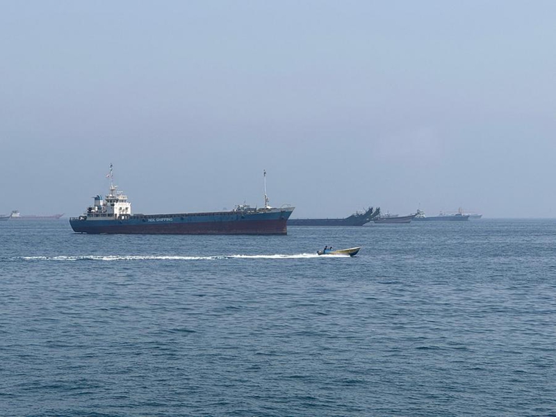 Picha hii iliyopigwa kwa simu ya mkononi ikionyesha meli za kibiashara zilizokwama kwenye maji ya Mlango-Bahari wa Hormuz, karibu na Khasab, mji mdogo kaskazini mwa Oman, Mei 29, 2026. (Xinhua/Wen Xinnian)