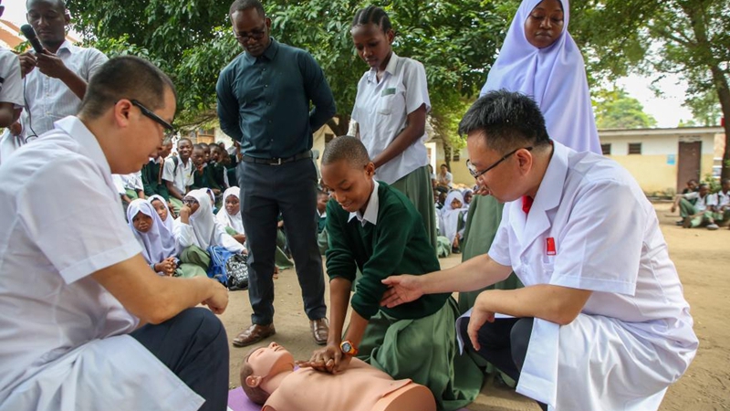 Timu ya madaktari ya China yaadhimisha Siku ya Watoto kwa huduma ya matibabu bila malipo nchini Tanzania