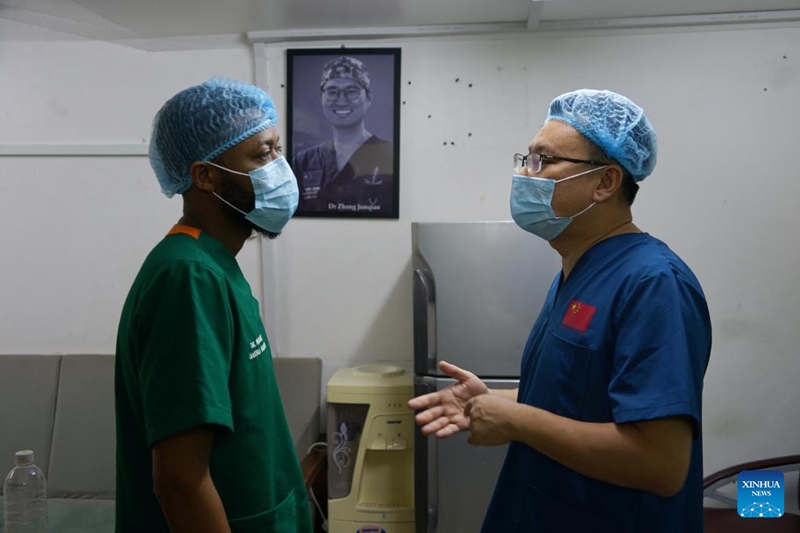 Liu Jia (Kulia), kiongozi wa kundi la 28 la timu ya madaktari ya China nchini Tanzania, akizungumza na daktari wa ganzi mwenyeji katika Hospitali ya Taifa ya Muhimbili jijini Dar es Salaam, Tanzania, Juni 11, 2026. (Picha na Lin Guangyao/Xinhua)