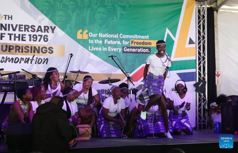 Wasanii wakifanya maonesho kwenye hafla rasmi ya kuadhimisha Siku ya Kitaifa ya Vijana, huko Johannesburg, Afrika Kusini, Juni 16, 2026. (Xinhua/Chen Wei)