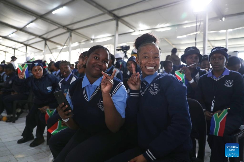Wanafunzi wakipiga picha pamoja kwenye hafla rasmi ya kuadhimisha Siku ya Kitaifa ya Vijana, huko Johannesburg, Afrika Kusini, Juni 16, 2026. (Xinhua/Chen Wei)
