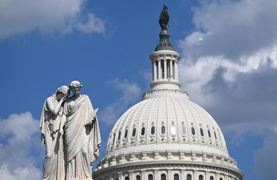 Picha hii iliyopigwa Juni 7, 2026 ikionyesha Mnara wa Amani ukiwa na jengo la Bunge la Marekani, the Capitol, mjini Washington, D.C., Marekani. (Xinhua/Li Rui)