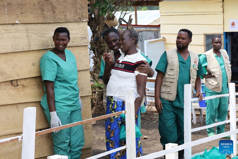 Mfanyakazi wa afya akiwa amemkumbatia mgonjwa aliyepona kwenye kituo cha matibabu ya Ebola, huko Rwampara, mashariki mwa Jamhuri ya Kidemokrasia ya Kongo (DRC), Juni 16, 2026. (Xinhua)
