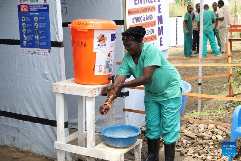 Mfanyakazi wa afya akinawa mikono yake kwenye kituo cha matibabu ya Ebola, huko Rwampara, mashariki mwa Jamhuri ya Kidemokrasia ya Kongo (DRC), Juni 16, 2026. (Xinhua)