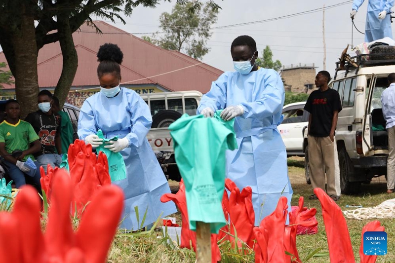 Wafanyakazi wa afya wakikausha glavu zilizosafishwa kwa dawa za kuua vijidudu kwenye kituo cha matibabu ya Ebola, huko Rwampara, mashariki mwa Jamhuri ya Kidemokrasia ya Kongo (DRC), Juni 16, 2026. (Xinhua)