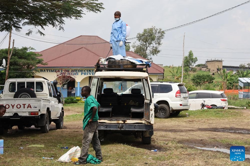 Mfanyakazi wa afya akinyunyuzia gari dawa kuua vijidudu kwenye kituo cha matibabu ya Ebola, Rwampara, mashariki mwa Jamhuri ya Kidemokrasia ya Kongo (DRC), Juni 16, 2026. (Xinhua)