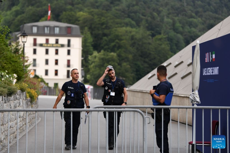 Maafisa wa polisi wakitembea kutoka nje ya hoteli kwenye kituo cha habari, Burgenstock karibu na Lucerne, Uswisi, Juni 21, 2026. (Xinhua/Lian Yi)