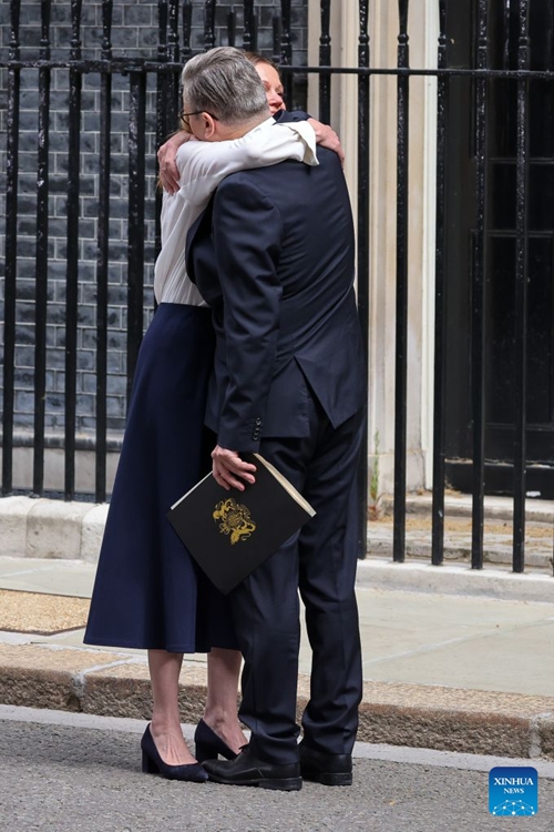 Waziri Mkuu wa Uingereza Keir Starmer akimkumbatia mkewe jijini London, Uingereza, Juni 22, 2026. (Xinhua)