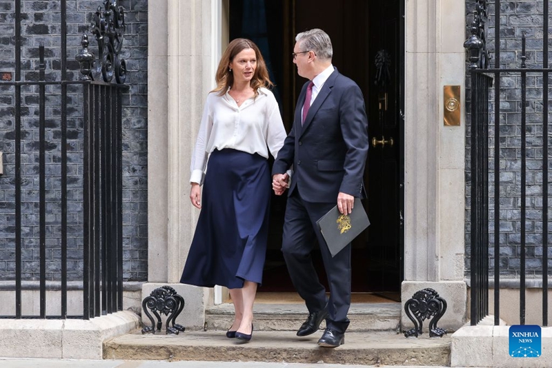 Waziri Mkuu wa Uingereza Keir Starmer na mkewe wakitembea kutoka nje ya Mtaa No. 10 wa Downing jijini London, Uingereza, Juni 22, 2026. (Xinhua)